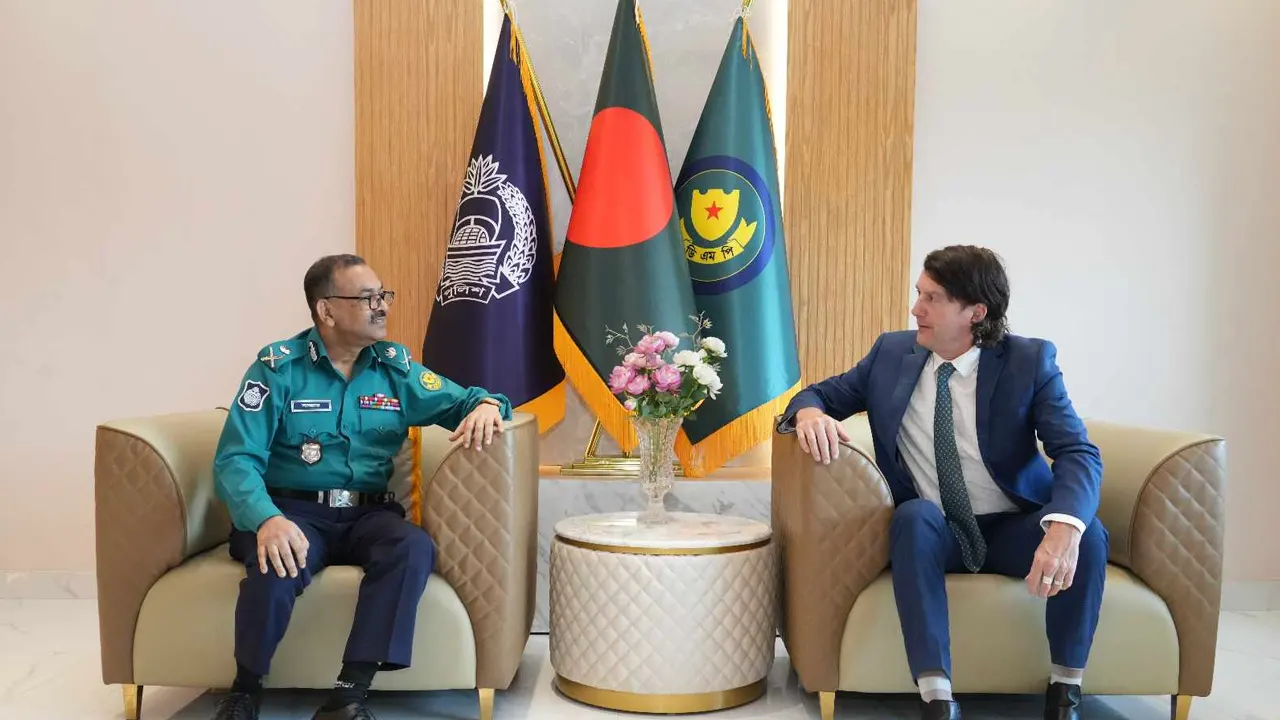 ডিএমপি কমিশনারের সঙ্গে মার্কিন দূতাবাসের প্রতিনিধিদলের সাক্ষাৎ। ছবি : সংগৃহীত