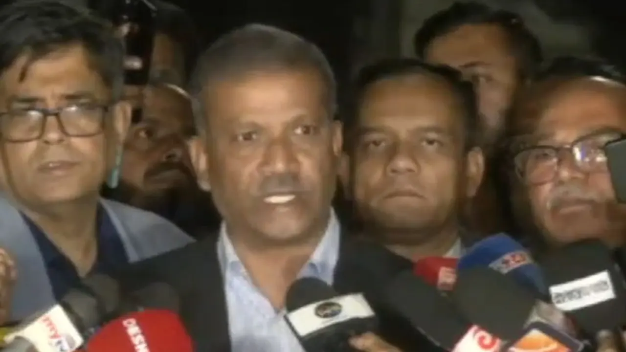 প্রধান উপদেষ্টার বৈঠক শেষে সাংবাদিকদের সামনে আইন উপদেষ্টা অধ্যাপক আসিফ নজরুল। ছিব : সংগৃহীত