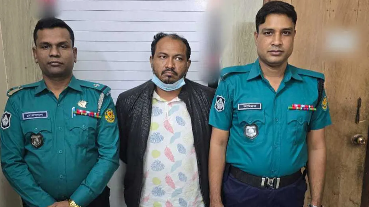 গ্রেপ্তার প্রতারক চক্রের সক্রিয় সদস্য। ছবি : কালবেলা