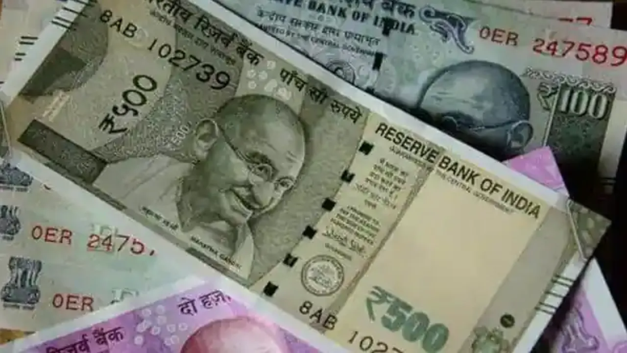 ইতিহাসের সর্বনিম্ন পর্যায়ে ভারতীয় রুপি
