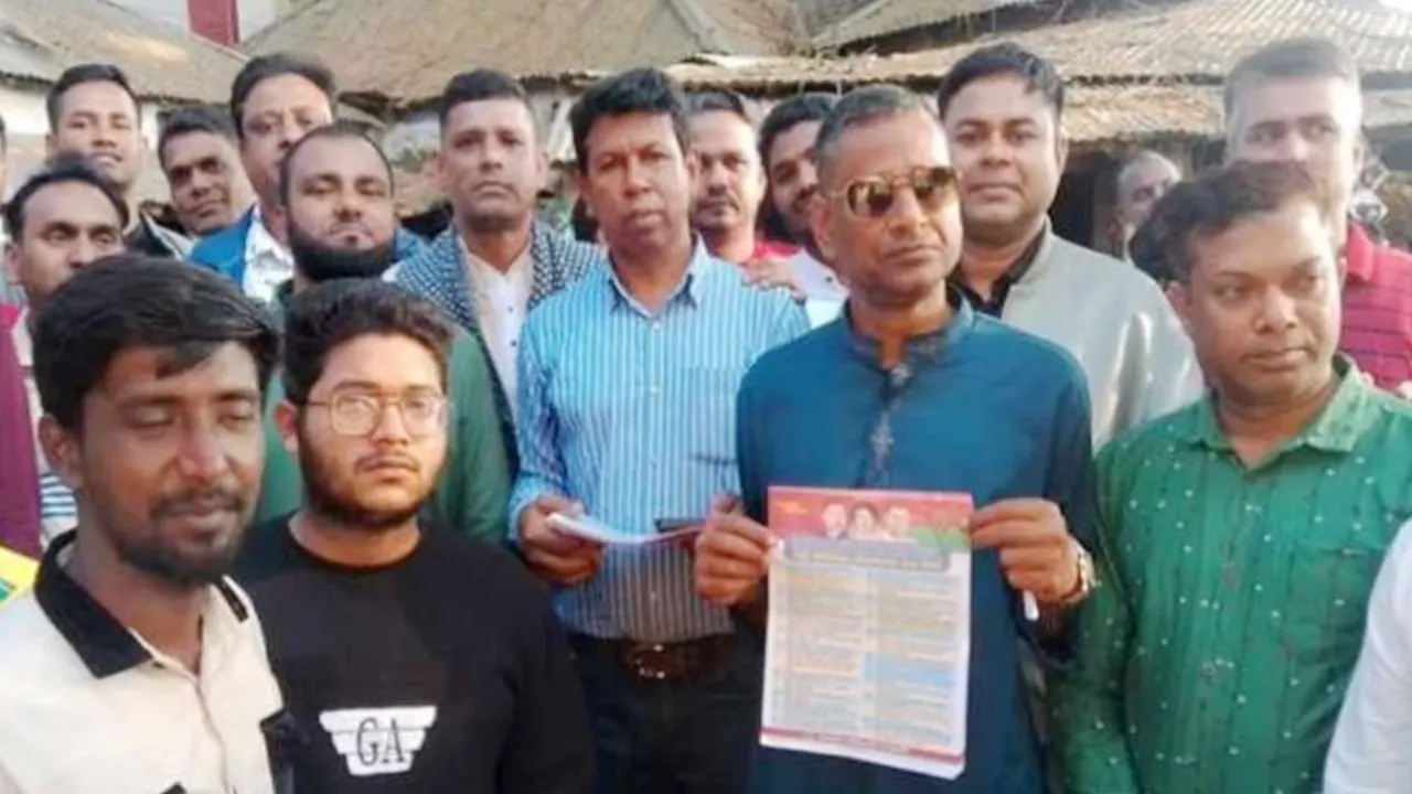 নেত্রকোনার কেন্দুয়ায় লিফলেট বিতরণ করেন যুবদলের কেন্দ্রীয় কমিটির সাংগঠনিক সম্পাদক মো. কামরুজ্জামান জুয়েল। ছবি : কালবেলা