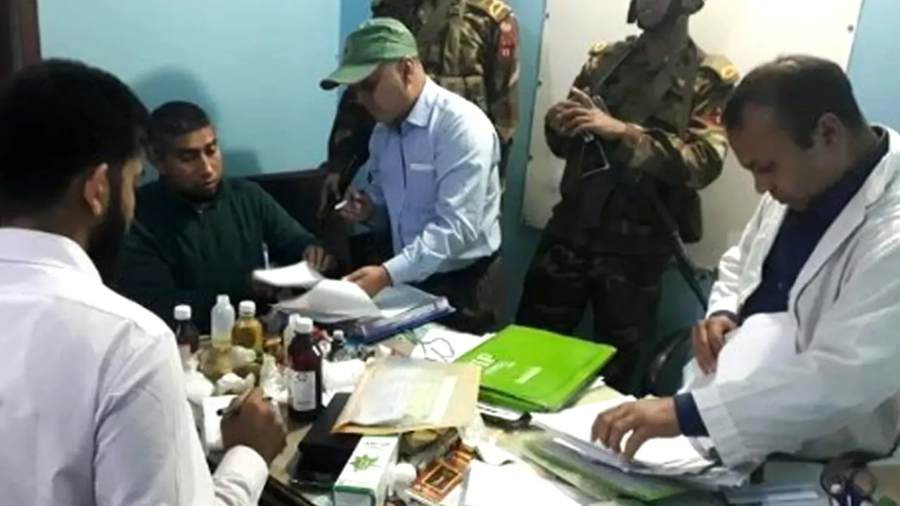 বগুড়ায় ‘ফেয়ার ল্যাবরেটরি ইউনানি’ নামে এক ওষুধ কারখানায় অনুমোদনহীনভাবে ১৫টির বেশি ওষুধ উৎপাদনের খবরে ভ্রাম্যমাণ আদালতের অভিযান। ছবি : কালবেলা