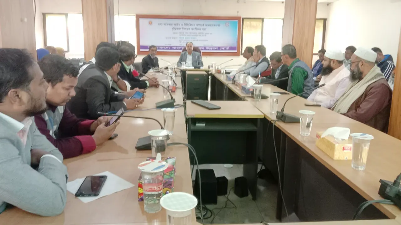 রাজশাহীতে রেশম বোর্ডের সভাকক্ষে অংশীজনদের কর্মশালায় অংশগ্রহণকারীরা। ছবি : কালবেলা