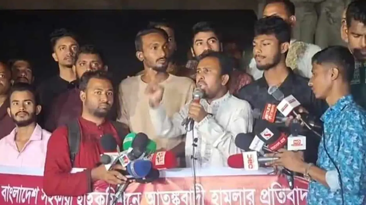 বিক্ষোভ মিছিলে গণঅধিকার পরিষদের উচ্চতর পরিষদ সদস্য ও গণমাধ্যম সমন্বয়ক আবু হানিফ। ছবি : কালবেলা