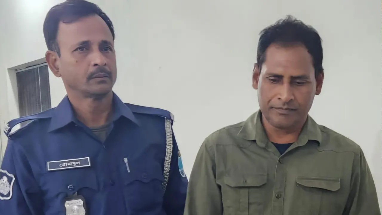 গ্রেপ্তার আওয়ামী লীগ নেতা রুস্তম আলী। ছবি : কালবেলা