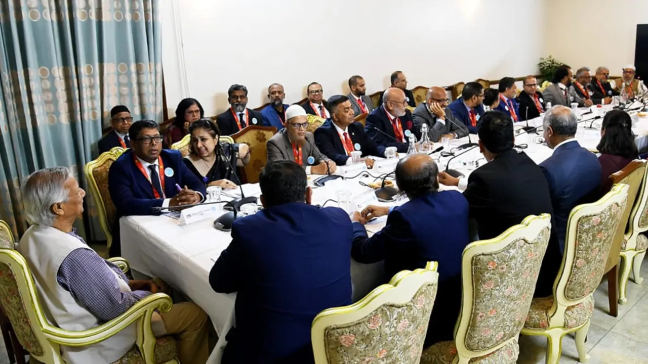 প্রধান উপদেষ্টার সঙ্গে ভয়েস ফর গ্লোবাল বাংলাদেশিজের প্রতিনিধি দলের সাক্ষাৎ। ছবি : সংগৃহীত