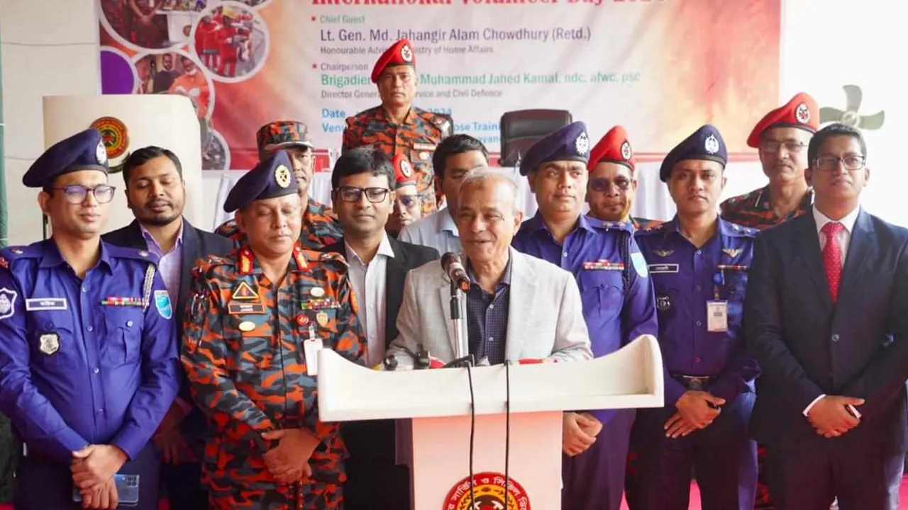 রাজধানীর পূর্বাচল ফায়ার সার্ভিস ও সিভিল ডিফেন্স মাল্টিপারপাস ট্রেনিং গ্রাউন্ডে স্বরাষ্ট্র উপদেষ্টা লেফটেন্যান্ট জেনারেল মো. জাহাঙ্গীর আলম চৌধুরী (অব.)। ছবি : কালবেলা
