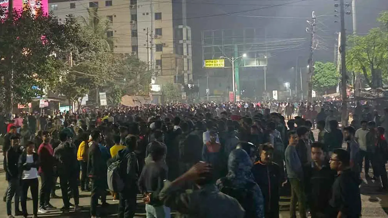 খুবি শিক্ষার্থী ও বাস শ্রমিকদের সংঘর্ষের ঘটনার একটি চিত্র। ছবি : কালবেলা