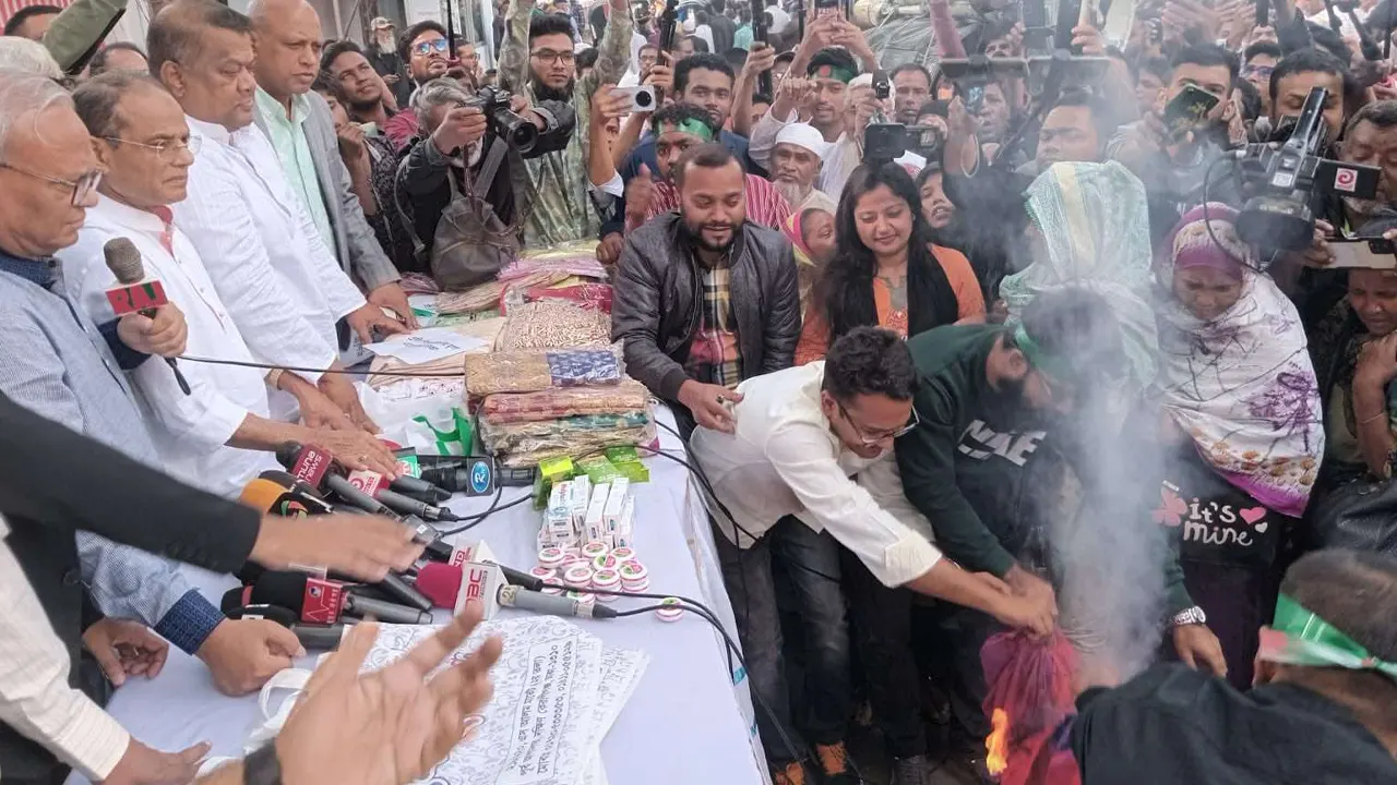 রুহুল কবির রিজভীর ছুড়ে দেওয়া শাড়িতে আগুন দিচ্ছেন নেতাকর্মীরা। ছবি : কালবেলা
