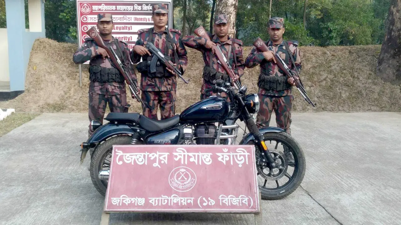 আটককৃত রয়্যাল এনফিল্ড। ছবি : কালবেলা