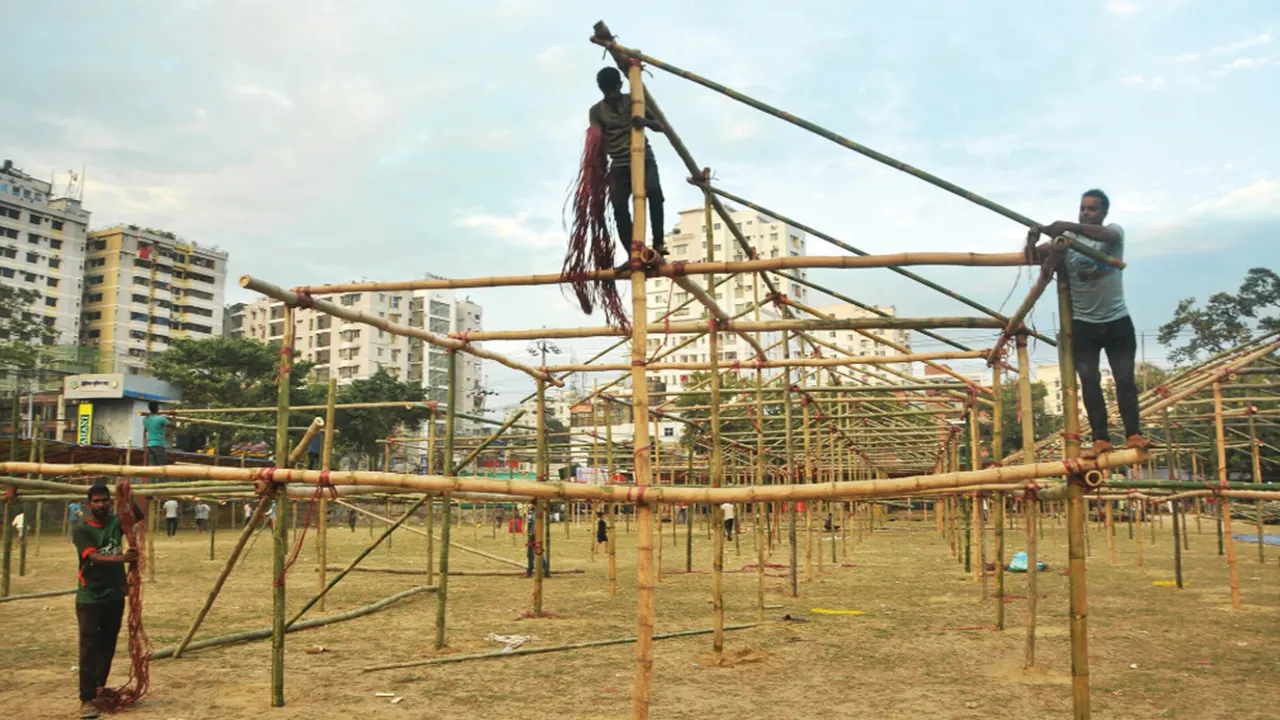 চট্টগ্রামে বিজয়মেলার ডেকোরেশনের কাজ চলছে। ছবি : কালবেলা