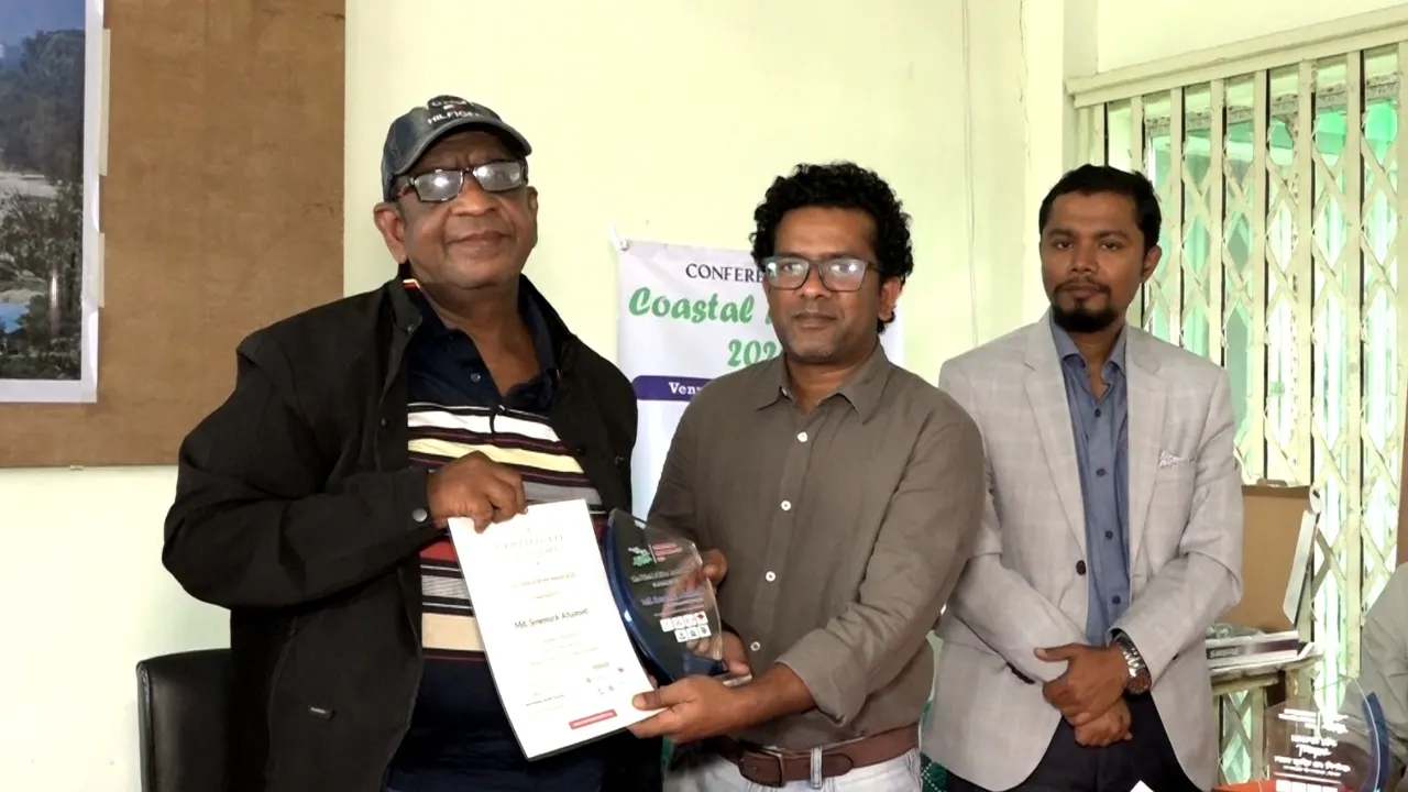 ‘দ্য ফ্রেন্ডস অব রিভার’ অ্যাওয়ার্ড পেলেন পরিবেশ সাংবাদিক সৌমিক আহমেদ। ছবি : কালবেলা