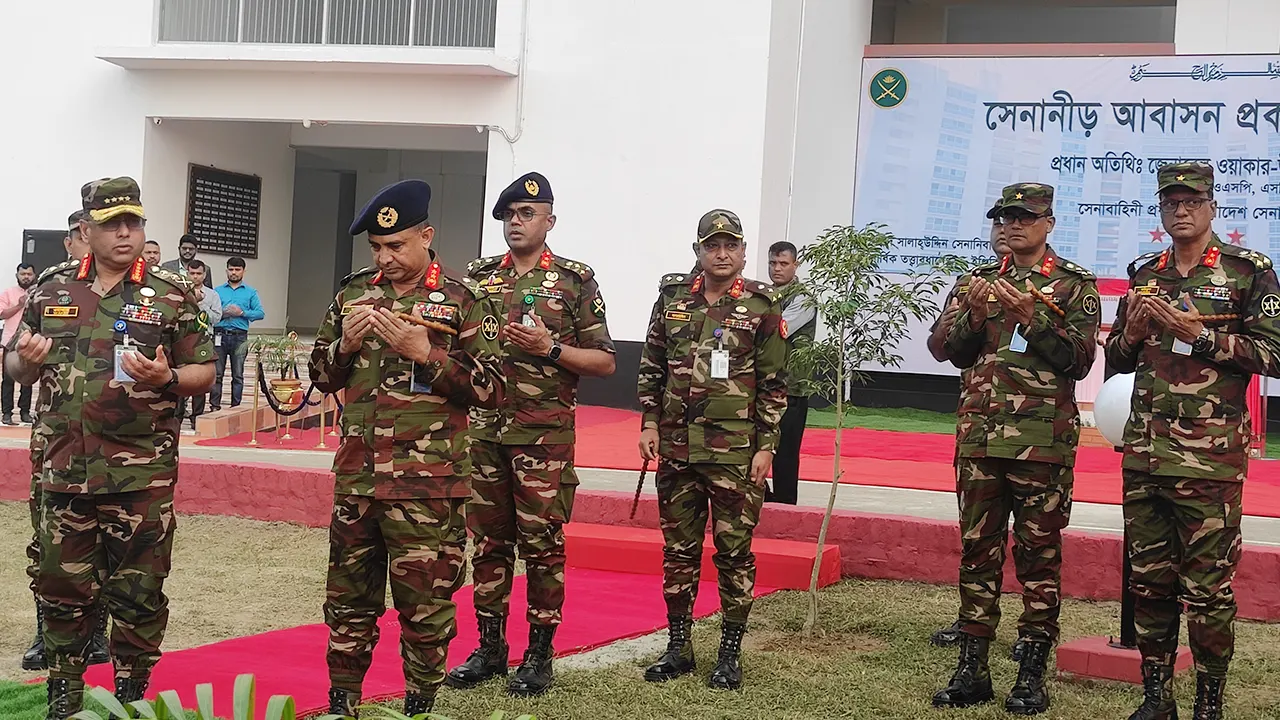 টাঙ্গাইলে ‘সেনানীড়’ উদ্বোধনকালে দোয়ায় অংশ নেন সেনাপ্রধান। ছবি : কালবেলা