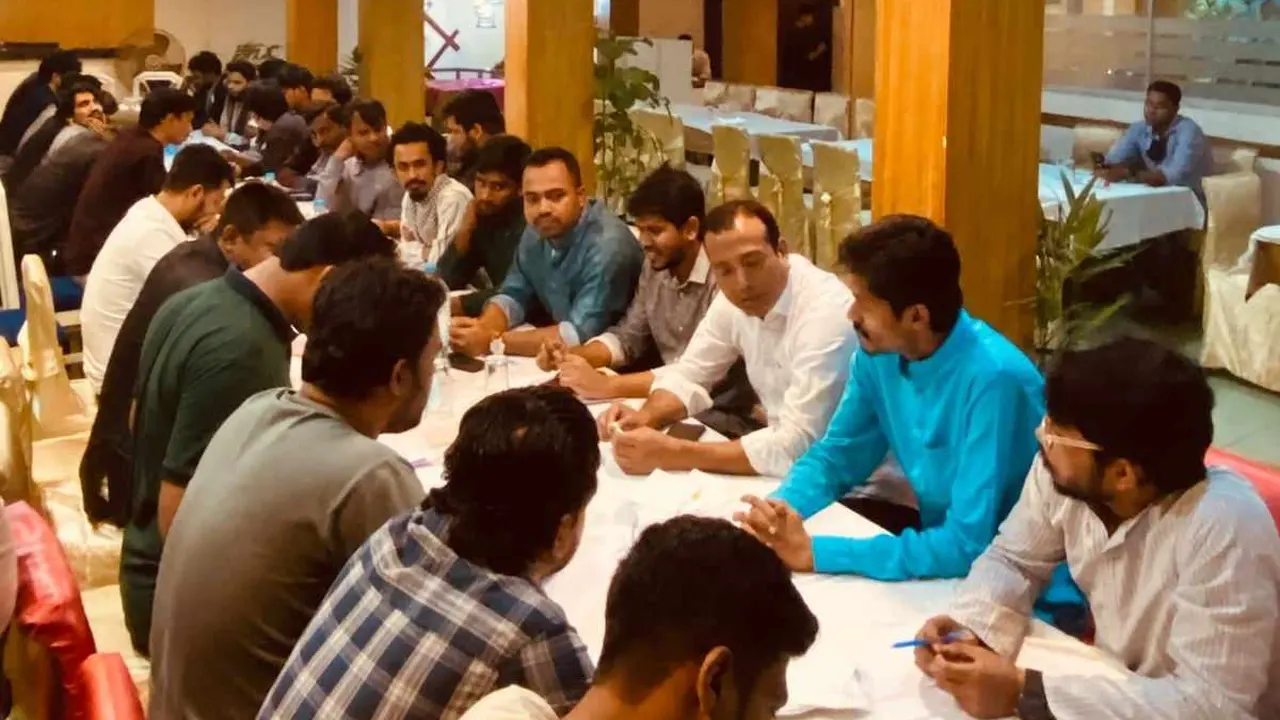 দেশের বর্তমান রাজনৈতিক পরিস্থিতি নিয়ে মতবিনিময় সভায় বিভিন্ন রাজনৈতিক ছাত্র সংগঠনের নেতৃবৃন্দ। ছবি : কালবেলা