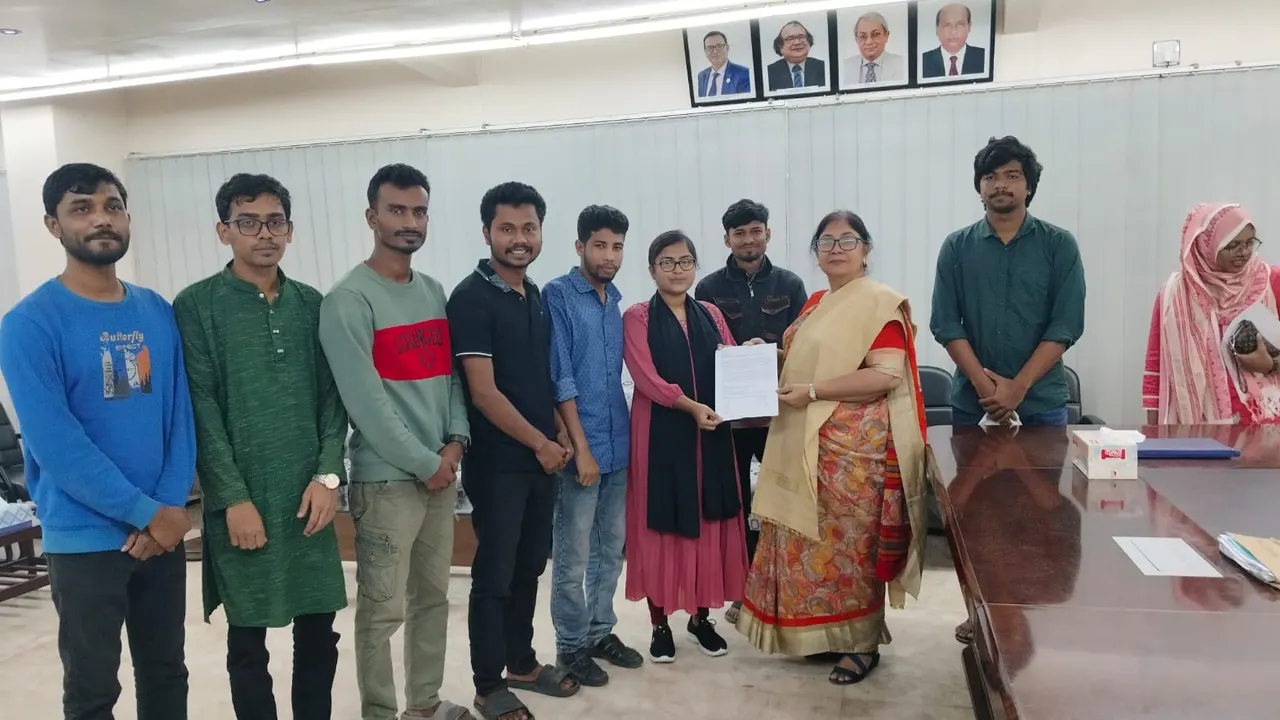 বরিশাল বিশ্ববিদ্যালয় শাখা ছাত্রদলের নেতাকর্মীরা ভিসিকে স্মারকলিপি দেন। ছবি : কালবেলা