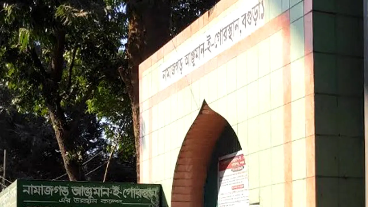 ছাত্র-জনতার আন্দোলনে নিহত দর্জি শ্রমিক শিমুল সরদারের মরদেহ কবর থেকে উত্তোলন। ছবি : কালবেলা