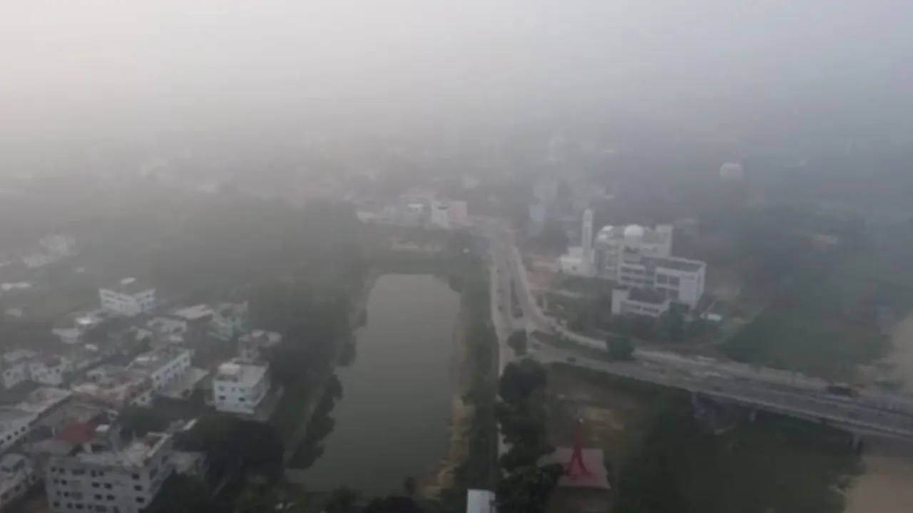 কুয়াশায় ঘেরা ঠাকরগাঁও। ছবি : কালবেলা