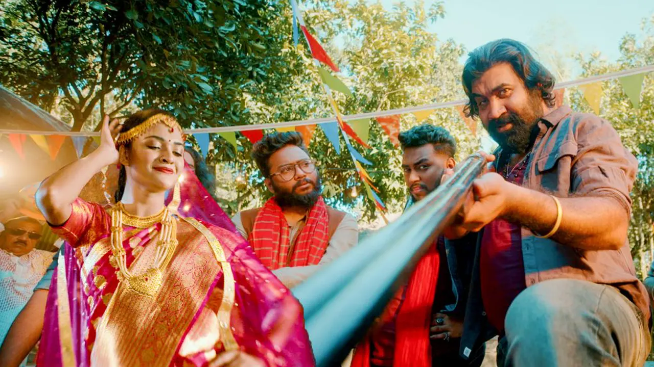 বিয়ের আসরে ডাকাতের গান পরিবেশনা! 