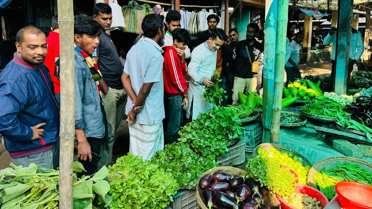সবজি বাজার পর্যবেক্ষণ করছেন সারজিস আলম। ছবি : সংগৃহীত