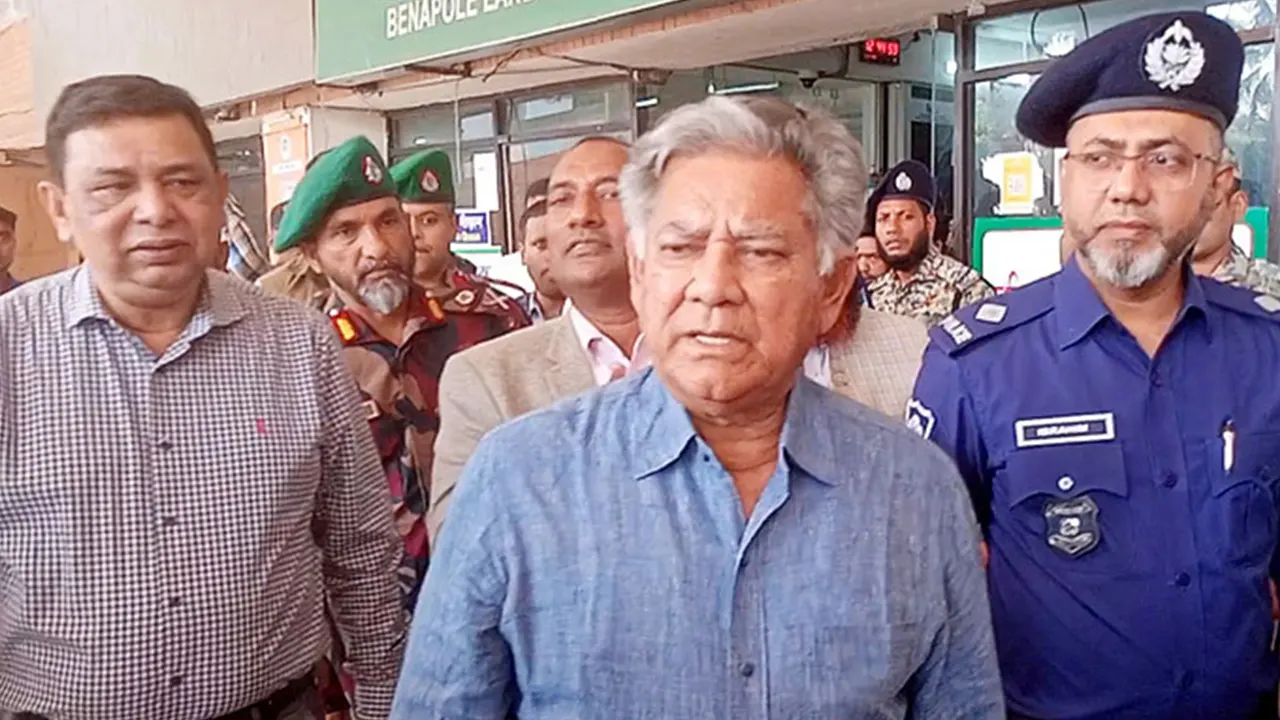 যশোরের বেনাপোলে সাংবাদিকদের সঙ্গে কথা বলেন উপদেষ্টা ড. এম সাখাওয়াত হোসেন। ছবি : কালবেলা