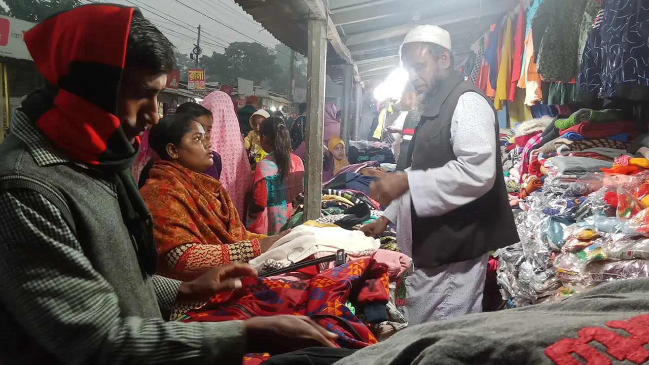 লালমনিরহাটের ফুটপাতে জমে উঠেছে শীতের পোশাক বিক্রি। ছবি : কালবেলা