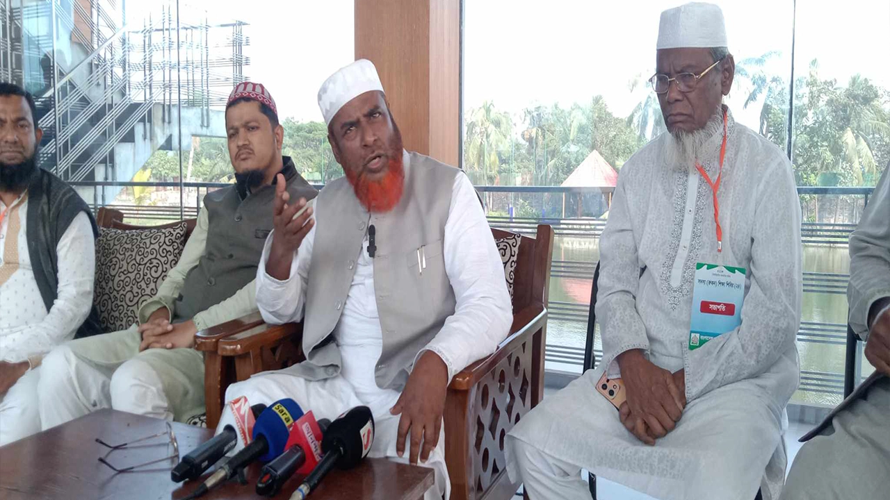 নারায়ণগঞ্জে সাংবাদিকদের সঙ্গে আলাপকালে অধ্যাপক মিয়া গোলাম পরওয়ার। ছবি : কালবেলা