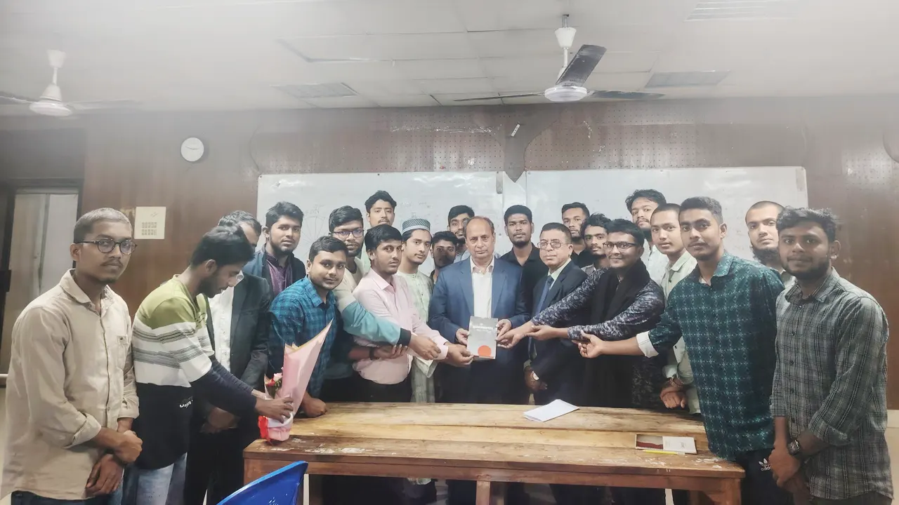 ঢাকা কলেজের অধ্যক্ষ অধ্যাপক একেএম ইলিয়াসের সঙ্গে মতবিনিময় করছেন কনজুমার ইয়ুথ বাংলাদেশ ঢাকা কলেজ শাখার সদস্যরা। ছবি : কালবেলা