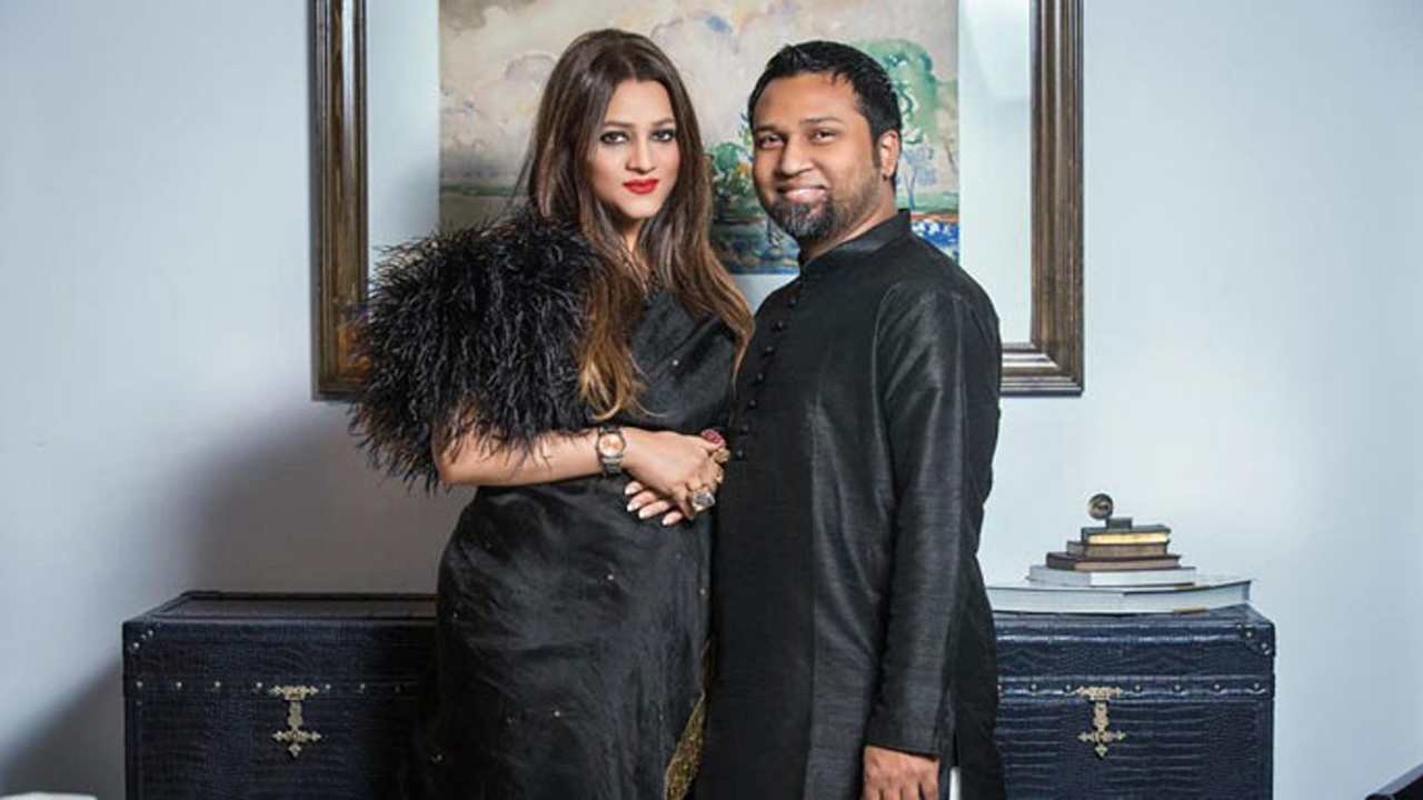 কৌশিক হোসেন তাপস ও তার স্ত্রী ফারজানা মুন্নী। ছবি : সংগৃহীত