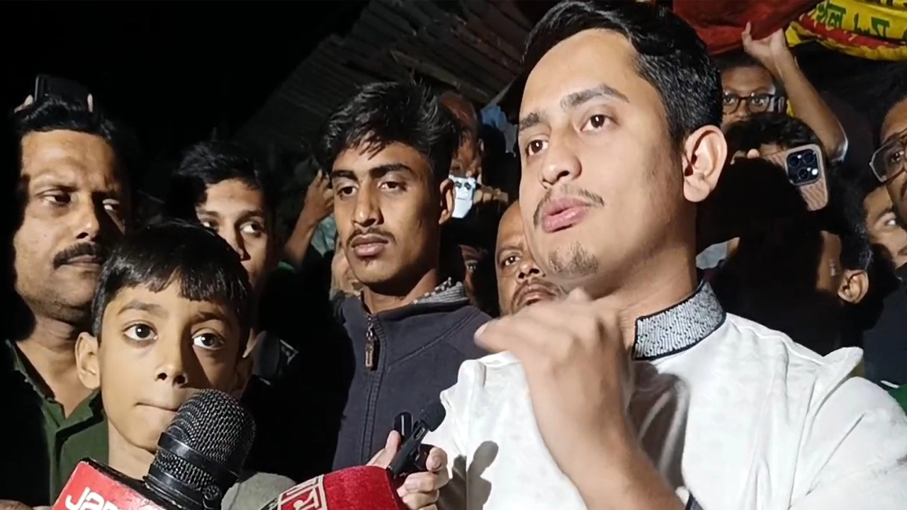 বগুড়ায় সাংবাদিকদের সঙ্গে আলাপকালে সারজিস আলম। ছবি : কালবেলা