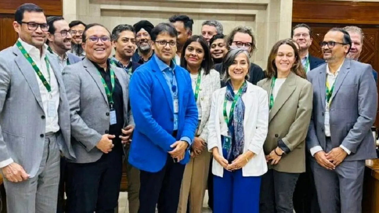 লুৎফে সিদ্দিকীর সঙ্গে গ্লোবাল ব্র্যান্ডগুলোর প্রতিনিধি ও তৈরি পোশাকের ক্রেতারা। ছবি : সংগৃহীত