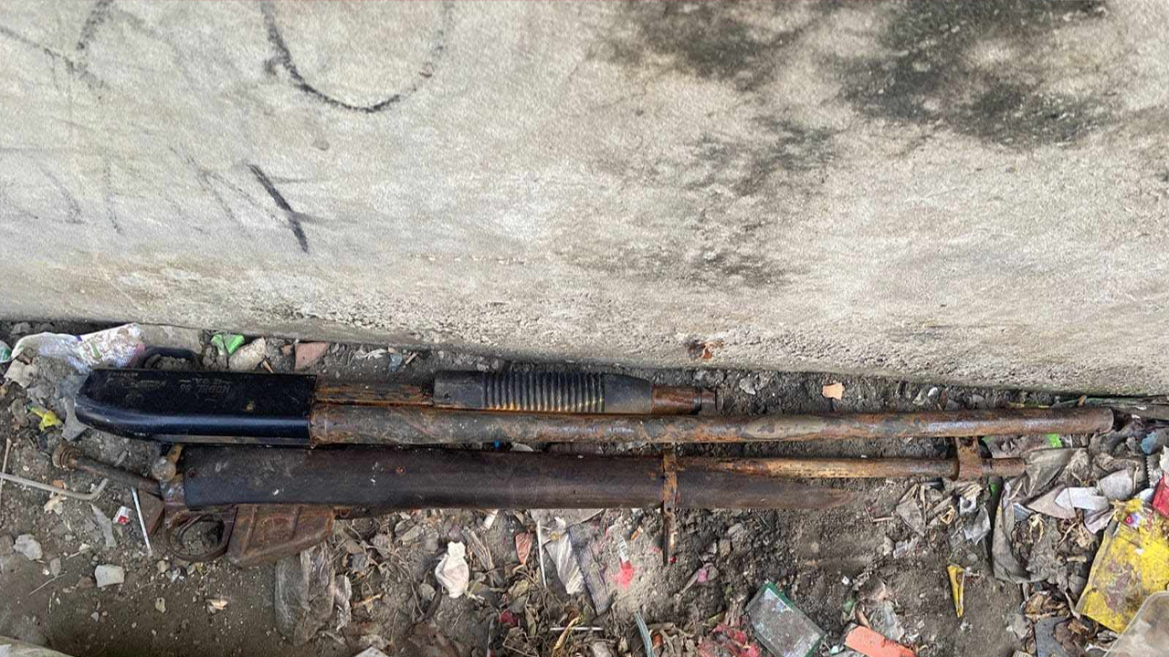 উদ্ধার শটগান ও রাইফেলের ভাঙা অংশ। ছবি : কালবেলা