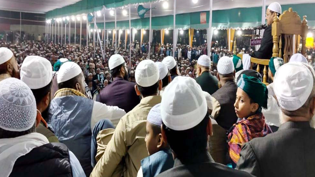 সিলেট আলীয়া মাদ্রাসা মাঠে ওয়াজ মাহফিলের উদ্বোধনী বয়ানে প্রধান অতিথির বক্তব্যে চরমোনাই পীর মুফতি সৈয়দ মুহাম্মাদ রেজাউল করিম। ছবি : কালবেলা