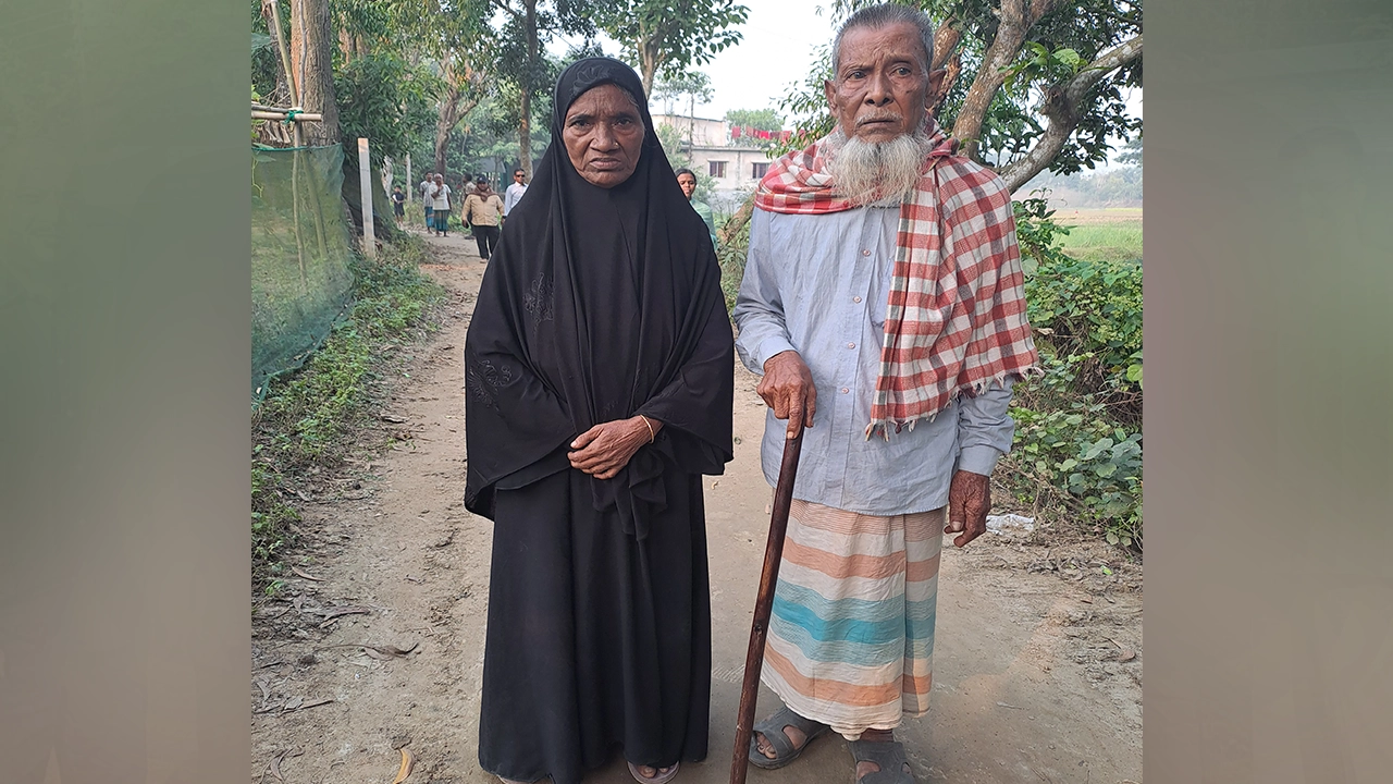 বৃদ্ধ হোসেন মিয়া ও তার স্ত্রী আয়েশা বেগম। ছবি : কালবেলা