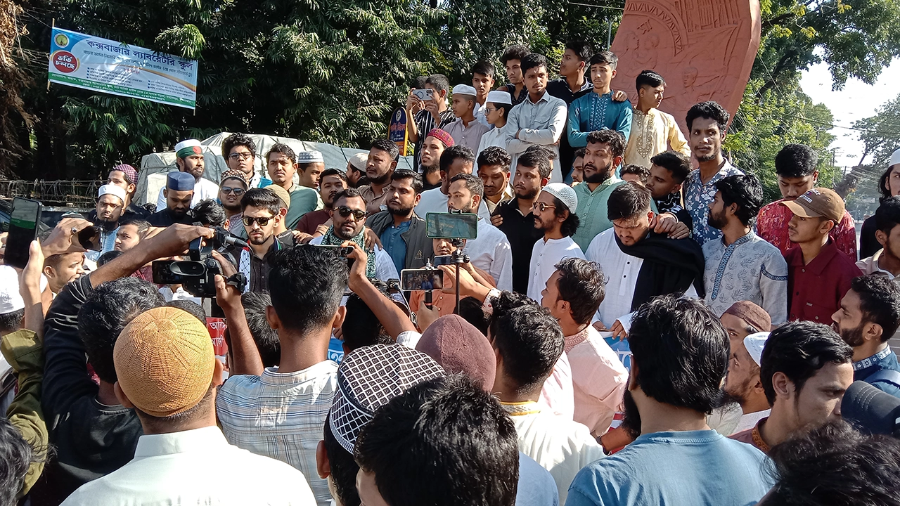 ভারতের আগরতলায় বাংলাদেশ দূতাবাসে হামলার প্রতিবাদে কক্সবাজারে বিক্ষোভ সমাবেশ করেছে বৈষম্যবিরোধী ছাত্র আন্দোলন। ছবি : কালবেলা