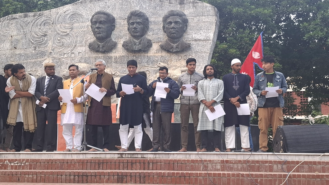 রাজশাহী বিশ্ববিদ্যালয়ের শহীদ বুদ্ধিজীবী চত্বরে শপথ করান উপাচার্য অধ্যাপক সালেহ হাসান নকীব। ছবি : কালবেলা