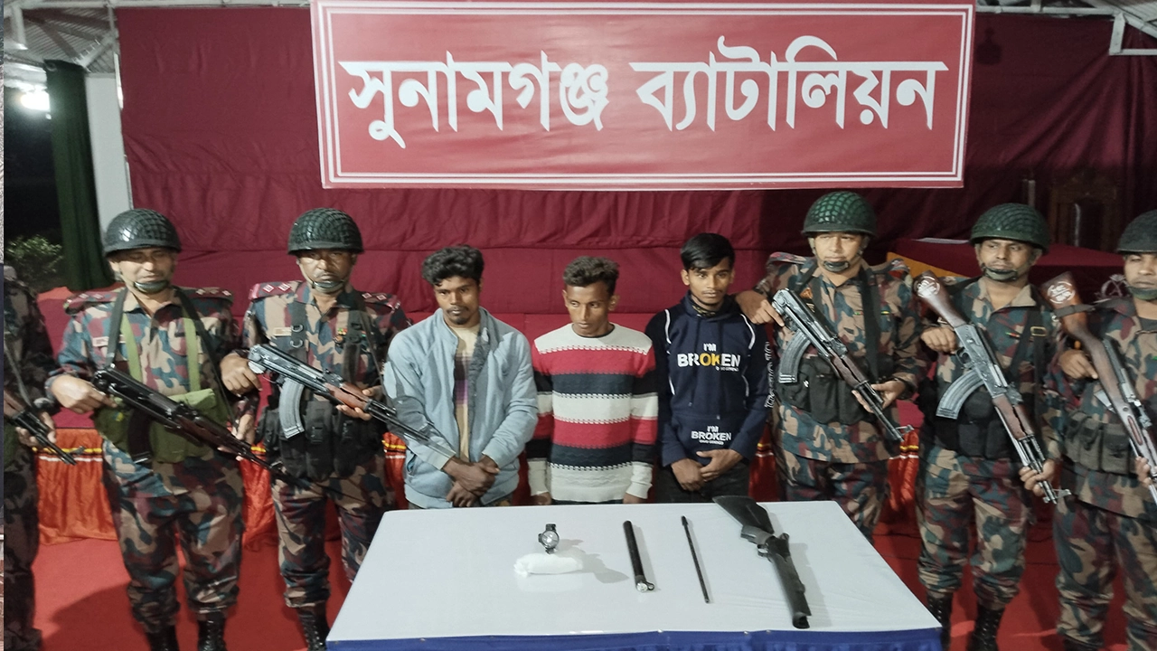 সুনামগঞ্জের তাহিরপুর সীমান্ত থেকে অস্ত্রসহ তিনজন আটক। ছবি : কালবেলা
