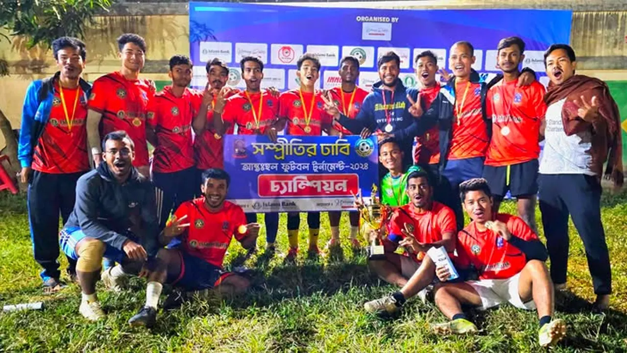 ‘সম্প্রীতির ঢাবি আন্তঃহল ফুটবল টুর্নামেন্ট-২০২৪’-এর ফাইনালে চ্যাম্পিয়ন হয়েছে জগন্নাথ হল। ছবি : কালবেলা
