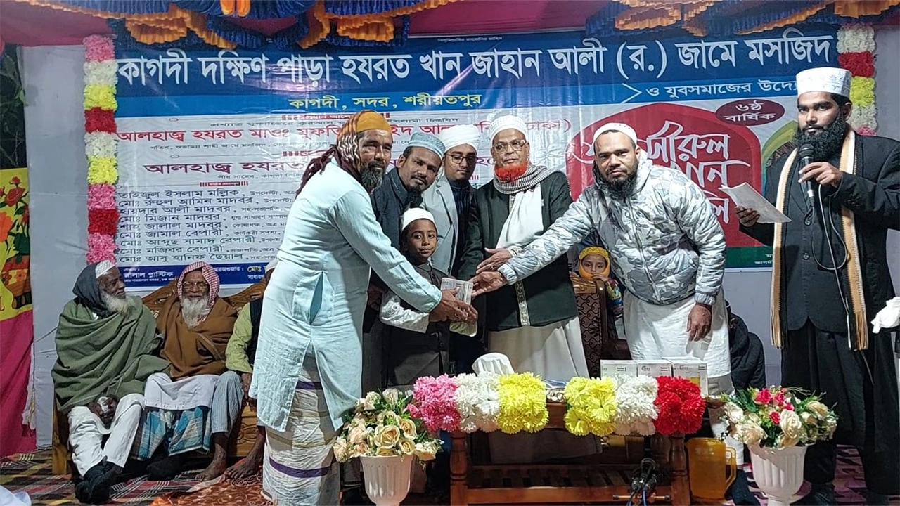 নিয়মিত মসজিদে নামাজ আদায় করে উপহার পেলেন শিশু। ছবি : কালবেলা