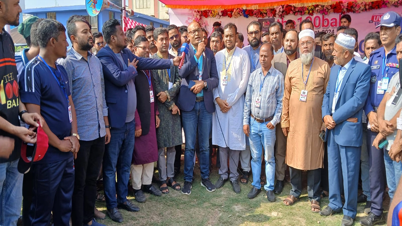 নোয়াখালীতে ‘দ্য হান্ড্রেড বল ক্রিকেট টুর্নামেন্টের’ উদ্বোধন। ছবি : কালবেলা