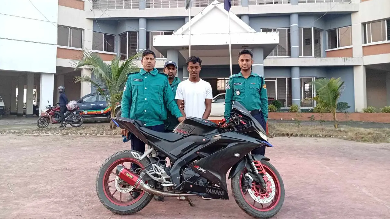 মোটরসাইকেল চোর চক্রের সদস্যকে অনিক মুন্সিকে গ্রেপ্তার করেছে পুলিশ। ছবি : সংগৃহীত