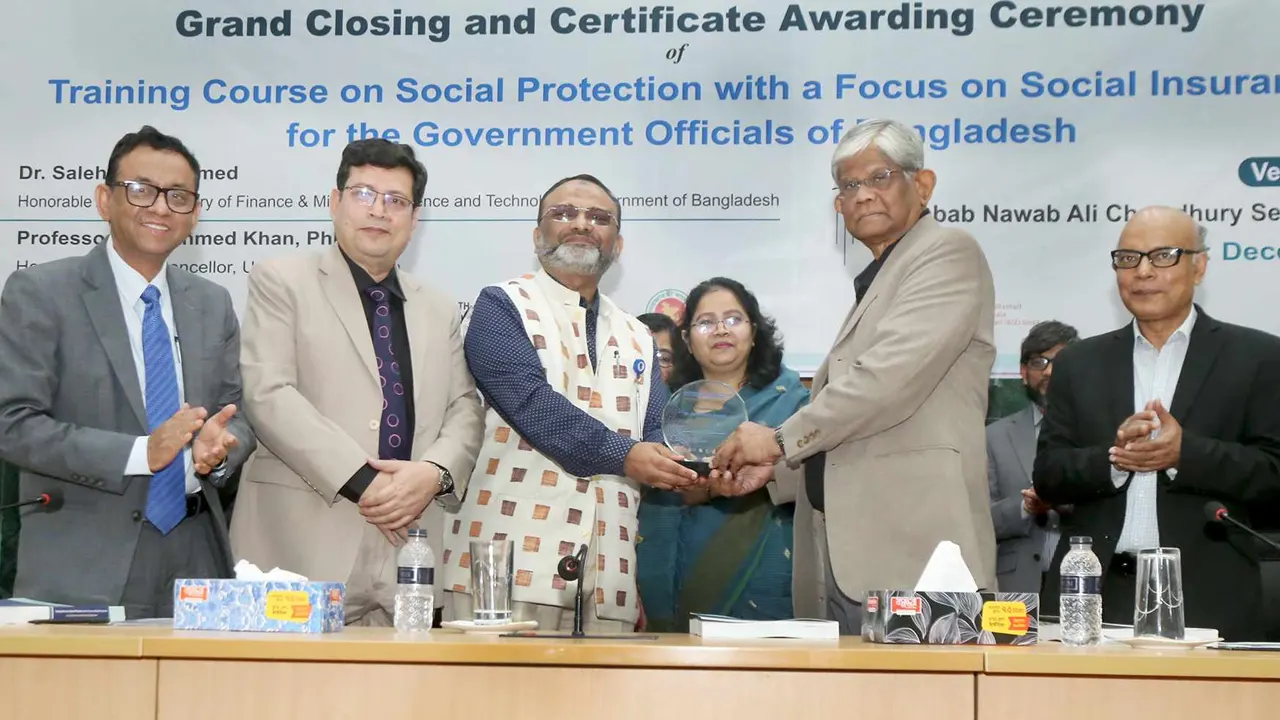 ঢাবিতে সামাজিক সুরক্ষাবিষয়ক প্রশিক্ষণ কর্মশালার সনদপত্র বিতরণ। ছবি : কালবেলা