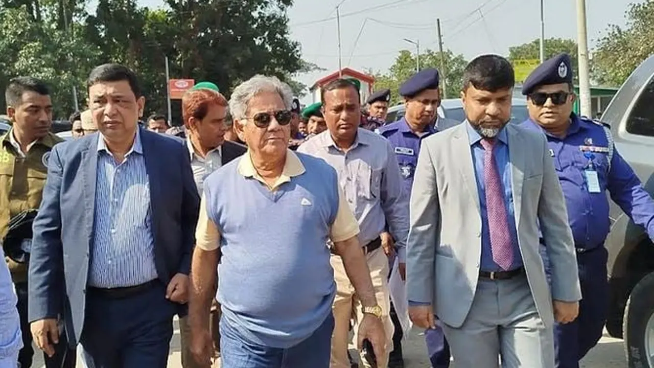 ভোমরা স্থলবন্দরের উন্নয়নমূলক কার্যক্রম পরিদর্শন করেন ড. এম সাখাওয়াত হোসেন। ছবি : সংগৃহীত