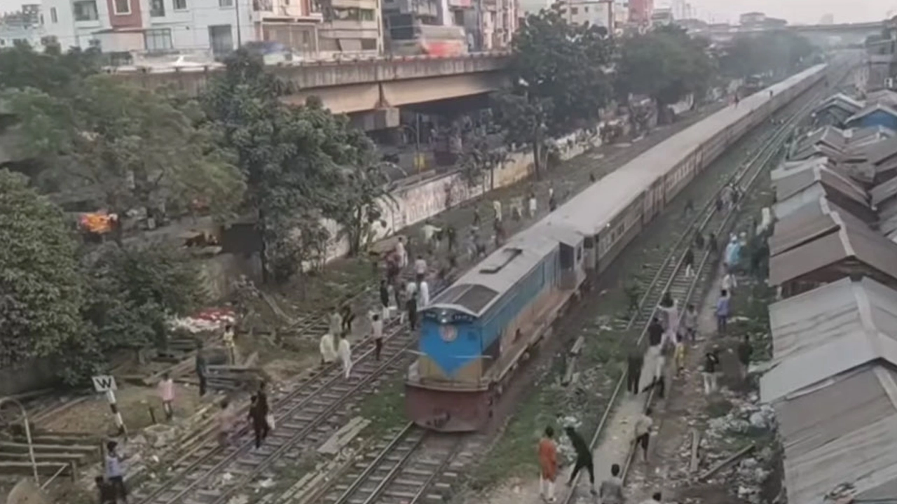 যমুনা এক্সপ্রেস ট্রেনে পাথর নিক্ষেপ করেছে দুর্বৃত্তরা। ছবি : সংগৃহীত