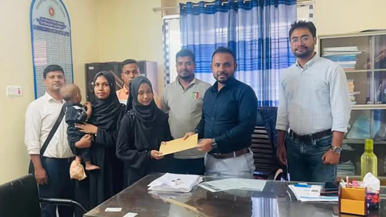 রোশনীর হাতে নিয়োগপত্র তুলে দেন পরিকল্পনা মন্ত্রণালয়ের উপপরিচালক সারোয়ার কামাল টারজেন। ছবি : কালবেলা 