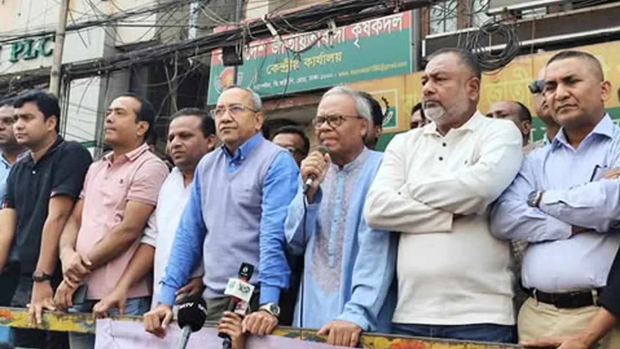 ভারতীয় হাইকমিশন অভিমুখে পদযাত্রা শুরুর আগে রুহুল কবির রিজভী বক্তব্য রাখেন। ছবি : সংগৃহীত