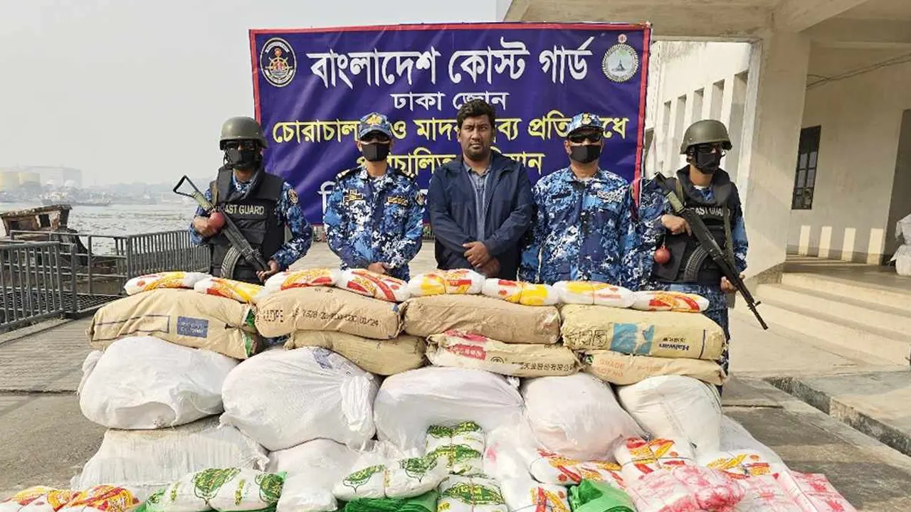 রাজধানীতে অভিযান চালিয়ে ১২৬০ কেজি পলিথিন জব্দ। ছবি : কালবেলা