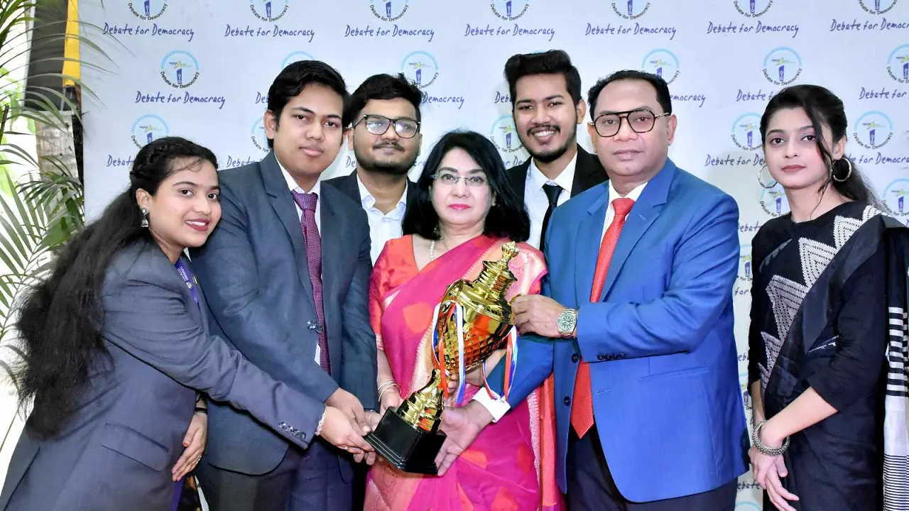 দুর্নীতি প্রতিরোধে আর্থিক খাতে সুশাসনের অভাব শীর্ষক ছায়া সংসদে বিজয়ী দলের বিতার্কিকদের ট্রফি হাতে সিপিডির নির্বাহী পরিচালক ড. ফাহমিদা খাতুন ও ডিবেট ফর ডেমোক্রেসির চেয়ারম্যান হাসান আহমেদ। ছবি : কালবেলা