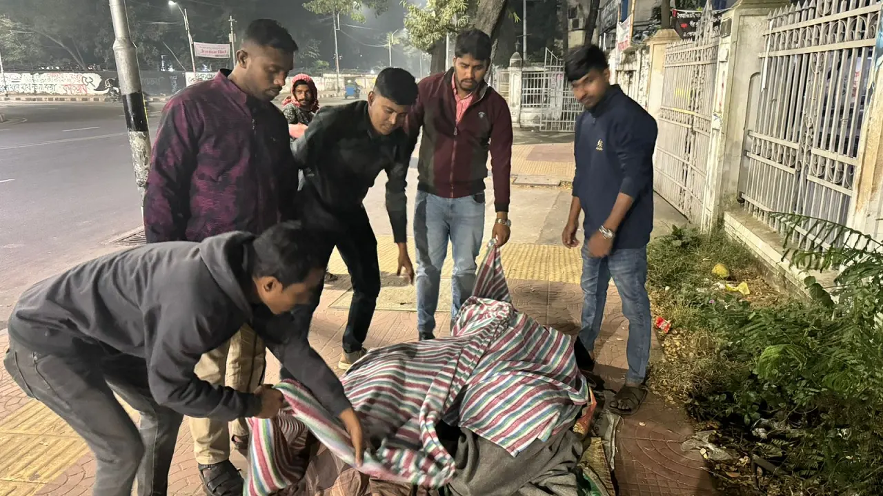 রাজধানীর শাহবাগ এলাকায় শীতার্ত মানুষের মাঝে কম্বল বিতরণ করেছে জাতীয়তাবাদী ছাত্রদলের নেতাকর্মীরা। ছবি : কালবেলা