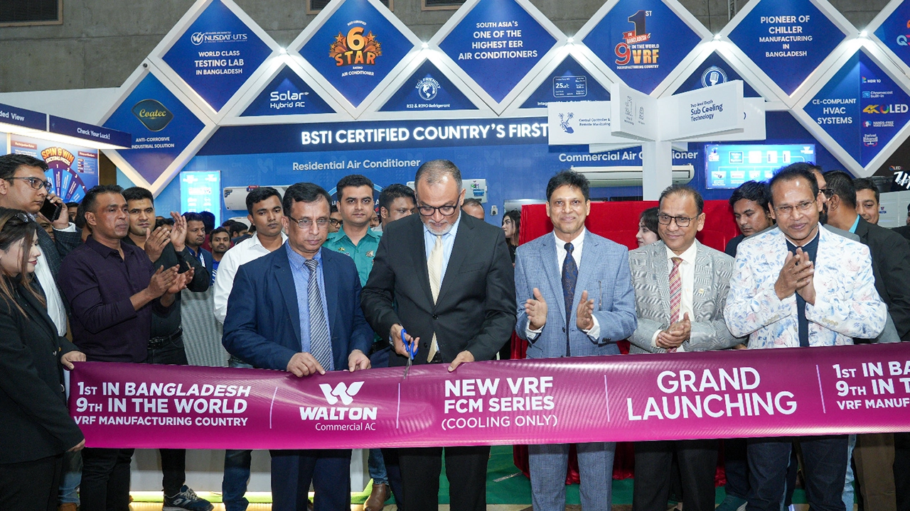 এটিএস এক্সপোর সমাপনী দিনে ওয়ালটনের নতুন মডেলের ভিআরএফ এসি উদ্বোধন করছেন বাণিজ্য এবং বস্ত্র ও পাট উপদেষ্টা সেখ বশির উদ্দিনসহ অন্য অতিথিরা।  ছবি : সংগৃহীত