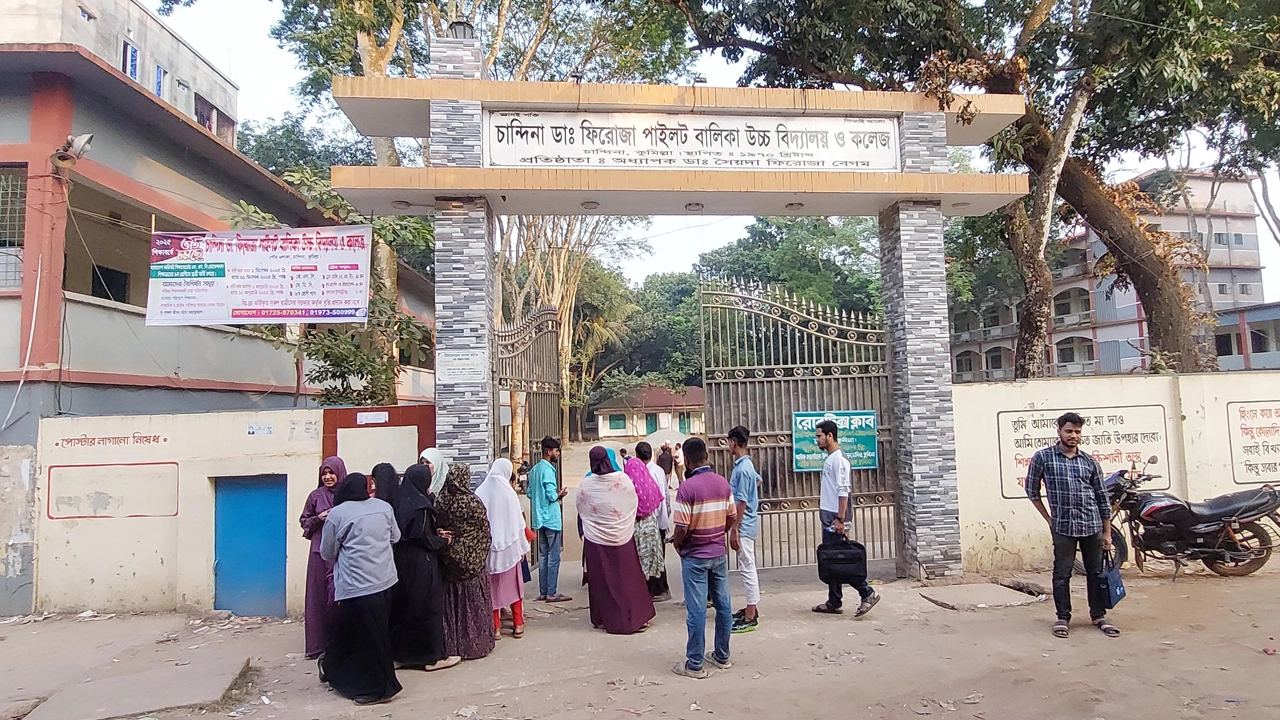 বিদ্যালয়ের ভারপ্রাপ্ত অধ্যক্ষ ও সহকারী শিক্ষকদের পিটিয়ে আহত করা হয়। ছবি : কালবেলা